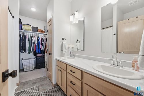 8032 E Tencate Pl, Sioux Falls, SD, 57110-6521 | Card Image