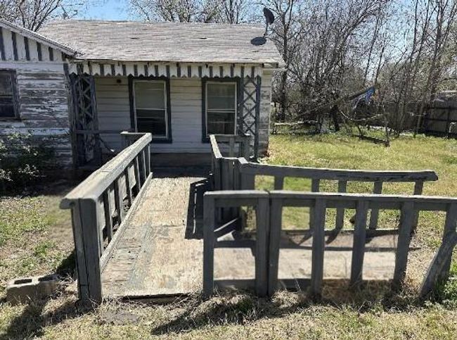 1112 N Austin St, House other with 2 bedrooms, 1 bathrooms and null parking in Comanche TX | Image 4