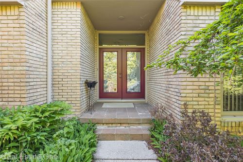 19-5000 Mirror Lake Ct, West Bloomfield, MI, 48323-1534 | Card Image