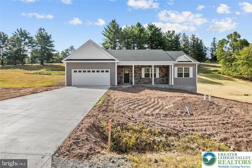 8 Country Club Rd, Ashland, PA, 17921-9043 | Card Image