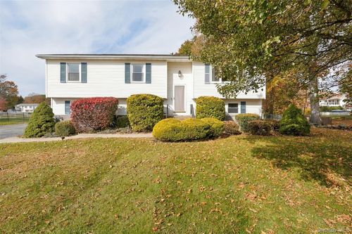 3 Stanley Ln, Wappingers Falls, NY, 12590-4439 | Card Image