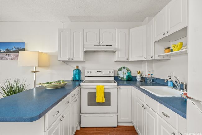 Open kitchen with room to cook &n entertain | Image 9