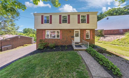690 Blue Ridge Rd, Pittsburgh, PA, 15239-2718 | Card Image