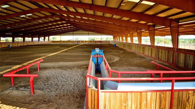 Approx. 140x275 multi use arena with 20x30 tackroom and 9 stalls on one side plus a cattle return lane, catch pen, roping chute with concrete lead up and *room to customize* on theother side. | Image 6