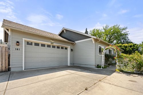 141 Alta Ln, Central Point, OR, 97502-1519 | Card Image