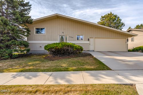 2537 Hillview Ave, Bismarck, ND, 58501-3058 | Card Image