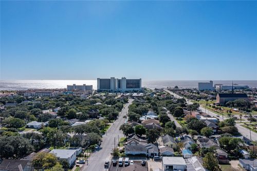 5205 Avenue R 1/2, Galveston, TX, 77551-5637 | Card Image