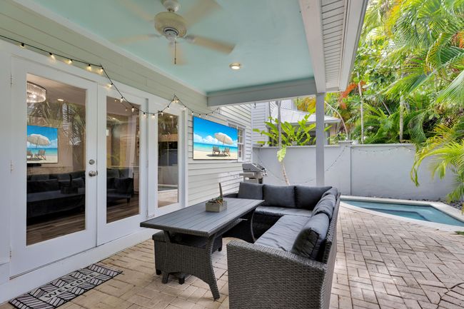 Outdoor lounge area | Image 12