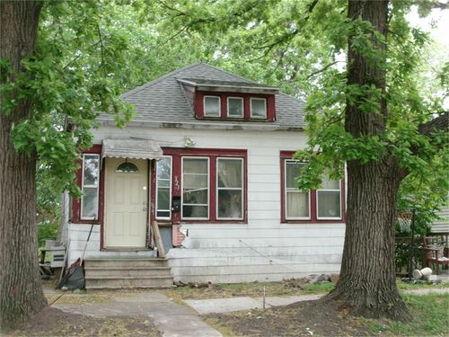 323 Crescent Pl, Waterloo, IA, 50703-3627 | Card Image