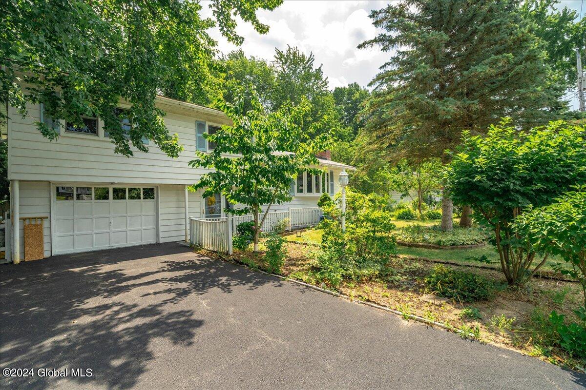 Emerson Dr, Latham, NY 12110