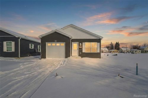 7527 Packard Ave, Warren, MI, 48091-3058 | Card Image