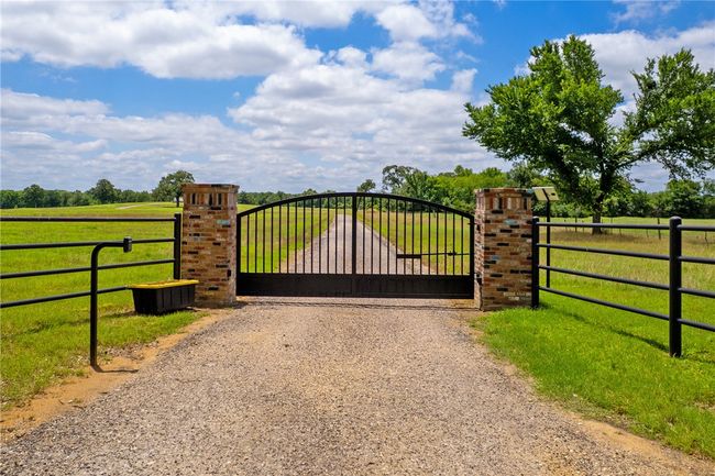 Gate with a rural view | Image 4