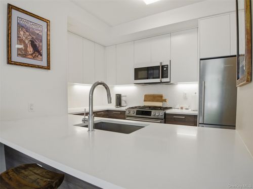 2d-40 Pinehurst Ave, New York, NY, 10033-5542 | Card Image