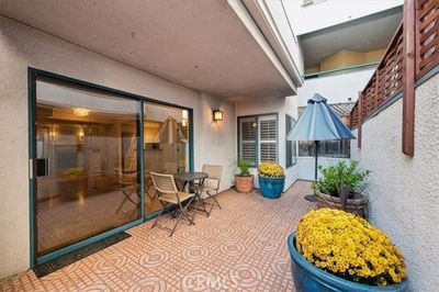 114 - Erwin Street, Condo with 2 bedrooms, 2 bathrooms and 2 parking in Van Nuys CA | Image 2