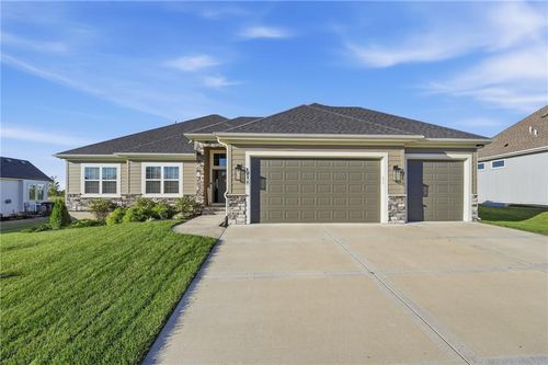 4372 Aspen Dr, Basehor, KS, 66007-9808 | Card Image