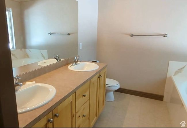Full bath featuring a tub, toilet, and double vanity | Image 29