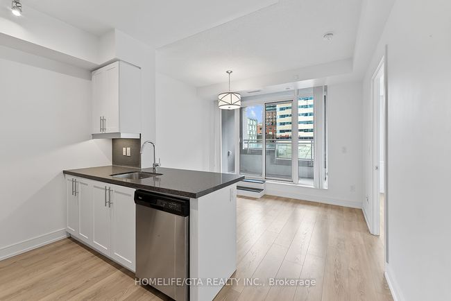 215 - 525 Adelaide St W, Condo with 3 bedrooms, 2 bathrooms and 1 parking in Toronto ON | Image 5
