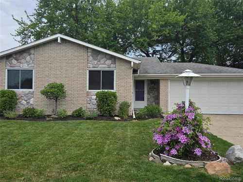 35252 Simon Dr, Clinton Township, MI, 48035-5002 | Card Image