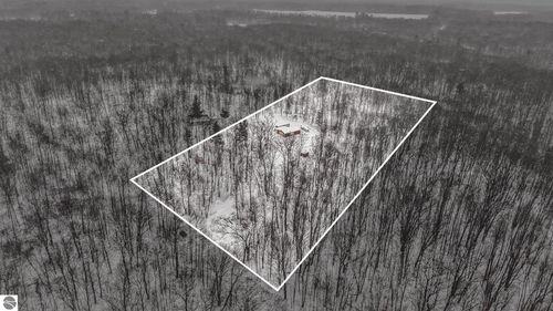 9047 E Oakwood Trl, Reed City, MI, 49677-8802 | Card Image