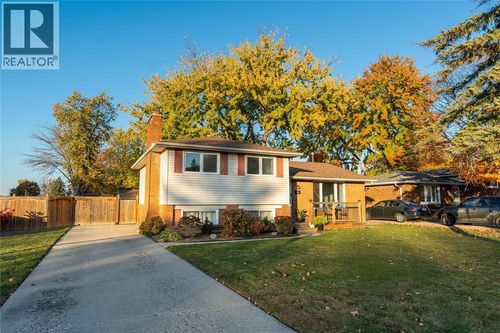 304 Brentwood Cres, Corunna, ON, N0N1G0 | Card Image