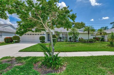 5726 Stone Pointe Drive, House other with 3 bedrooms, 2 bathrooms and null parking in Sarasota FL | Image 3