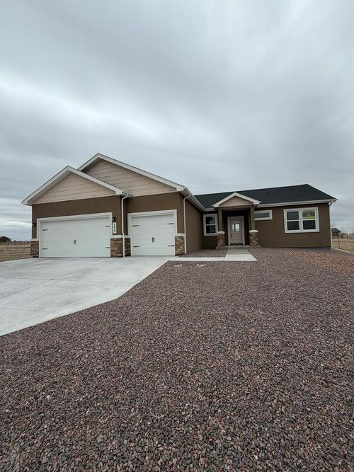 995 E Kirkwood Dr, Pueblo West, CO, 81007-3952 | Card Image
