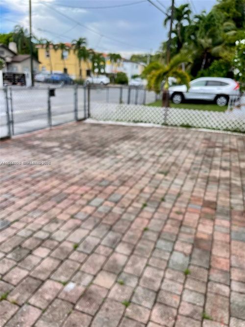 side-951 Sw 9th St, Miami, FL, 33130-3734 | Card Image