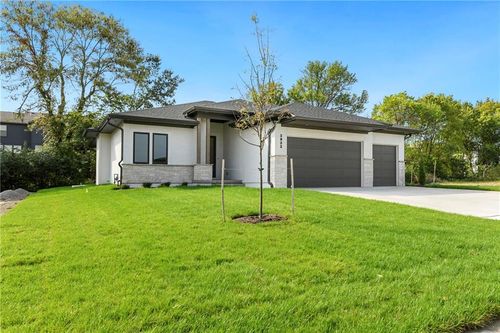 3932 Sw Flinkrock Drive, Lee's Summit, MO, 64082 | Card Image