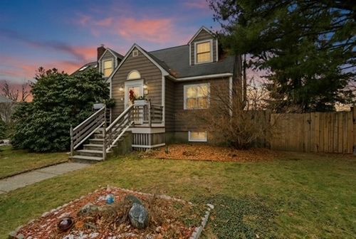 4 Laurel St, Woburn, MA, 01801-4422 | Card Image