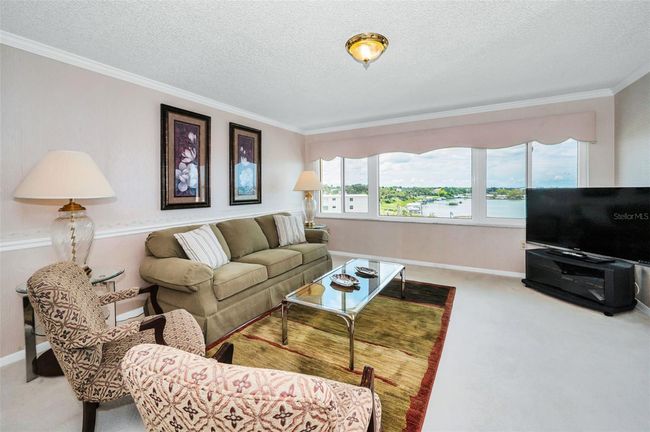 Spacious living room | Image 5