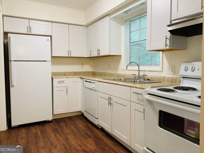 B - 1069 Laurel Ln Nw, Home with 3 bedrooms, 2 bathrooms and 2 parking in Conyers GA | Image 5
