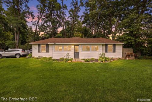 10556 Silver Lake Rd, Byron, MI, 48418-9005 | Card Image