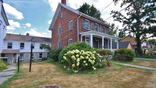 40 Broad St, Fishkill, NY, 12524-1734 | Card Image