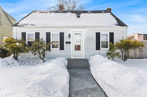 3 Hutchinson Ave, Pawtucket, RI, 02861-2512 | Card Image