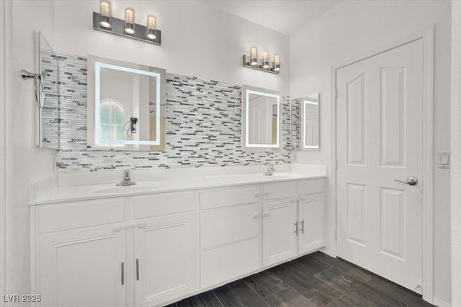 Primary Bathroom | Image 23