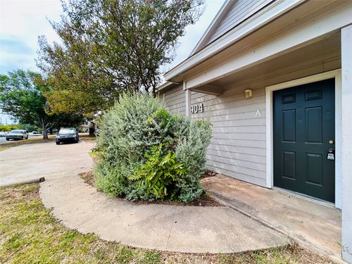 a-8904 Schick Rd, Austin, TX, 78729-5462 | Card Image