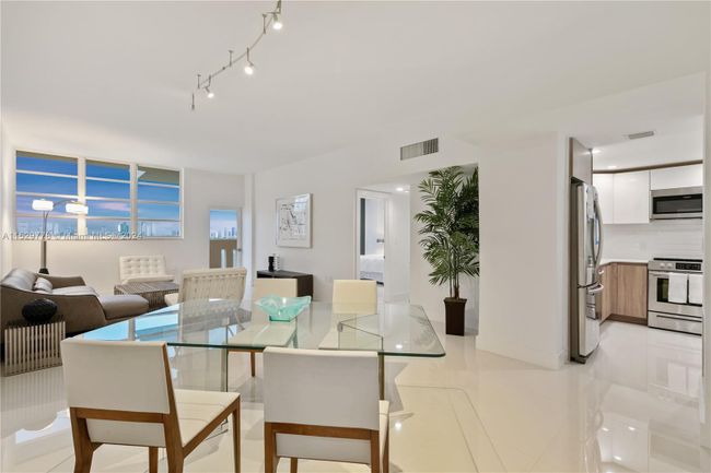 PH15 - 800 West Ave, Condo with 3 bedrooms, 2 bathrooms and null parking in Miami Beach FL | Image 2