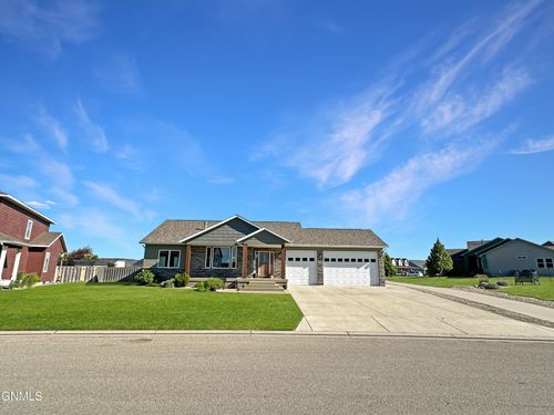 1548 Creekside Dr W, Williston, ND, 58801-3732 | Card Image