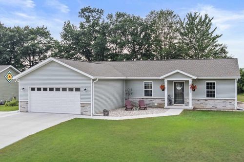 830 Woodland Cir, WAUPACA, WI, 54981-1066 | Card Image
