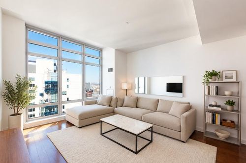 31y-2 Northside Piers, Brooklyn, NY, 11249-4165 | Card Image