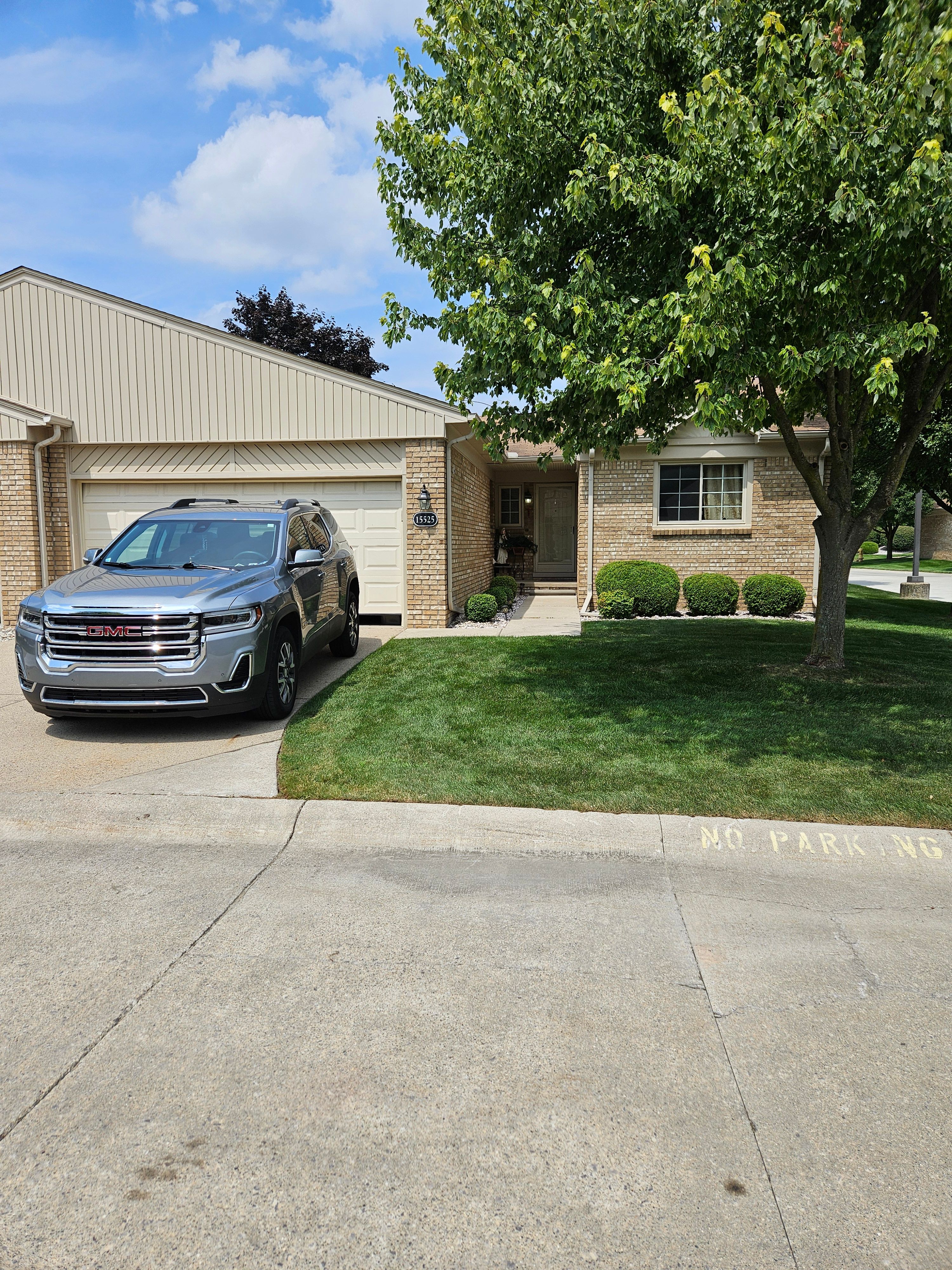 Irene Ct, Clinton Township, MI 48038
