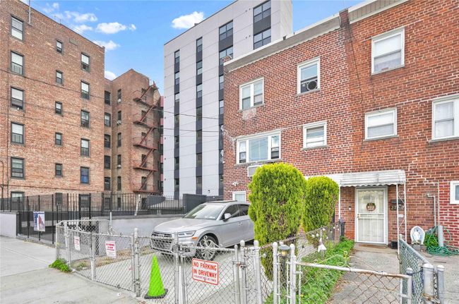 View of building exterior featuring a fenced front yard | Image 30
