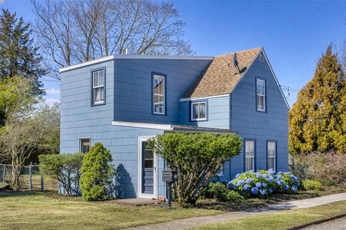 415 Sterling Pl, Greenport, NY, 11944-1232 | Card Image