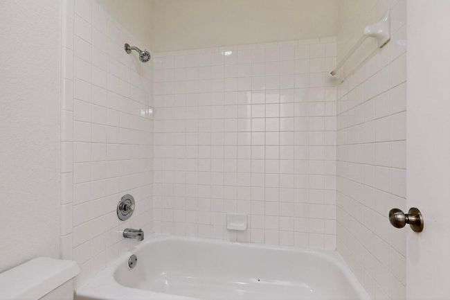 Full bath featuring toilet and shower / tub combination | Image 14