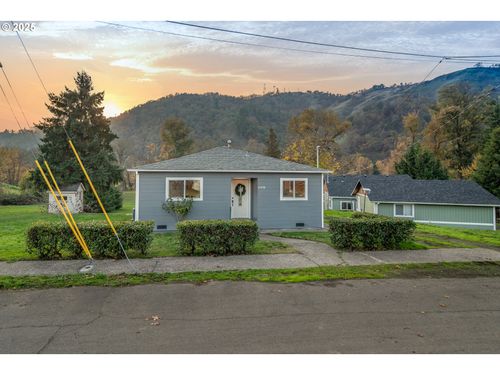 1418 Se Micelli St, Roseburg, OR, 97470-3452 | Card Image