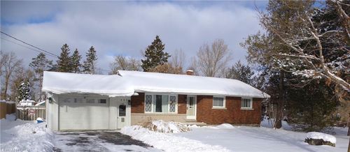 425 Wellington St E, Mount Forest, ON, N0G2L2 | Card Image