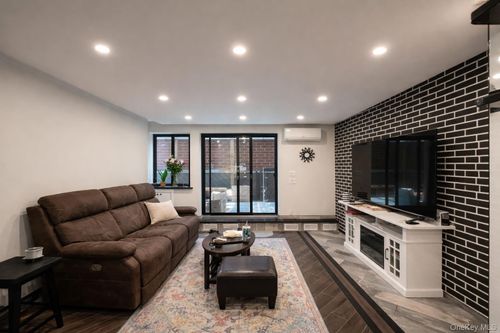 apt-2c-7252 Metropolitan Ave, Middle Village, NY, 11379-2192 | Card Image