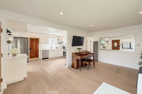 207 S Aviation Blvd, Manhattan Beach, CA, 90266-7016 | Card Image