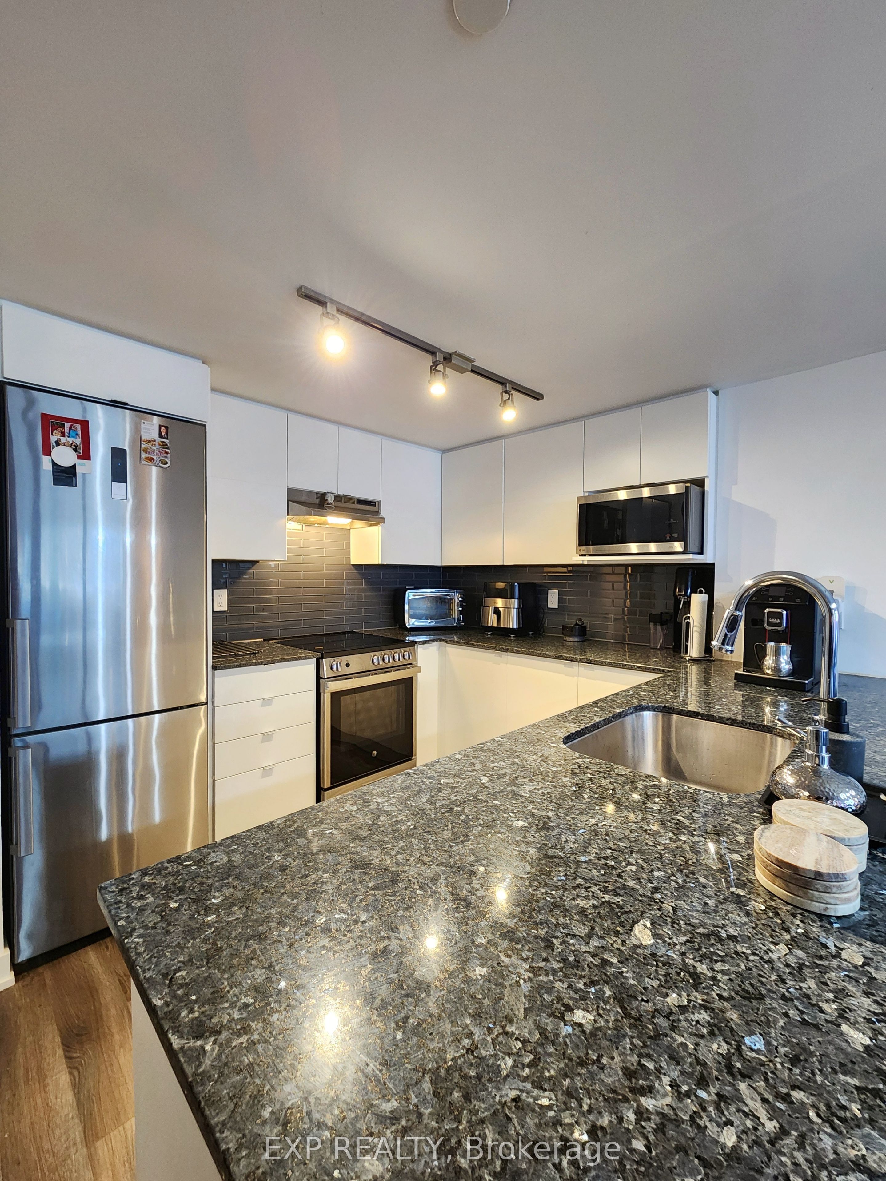 Residential Lease in Toronto C04 3
