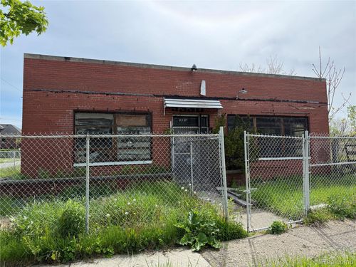 9330 Milner St, Detroit, MI, 48213-1118 | Card Image